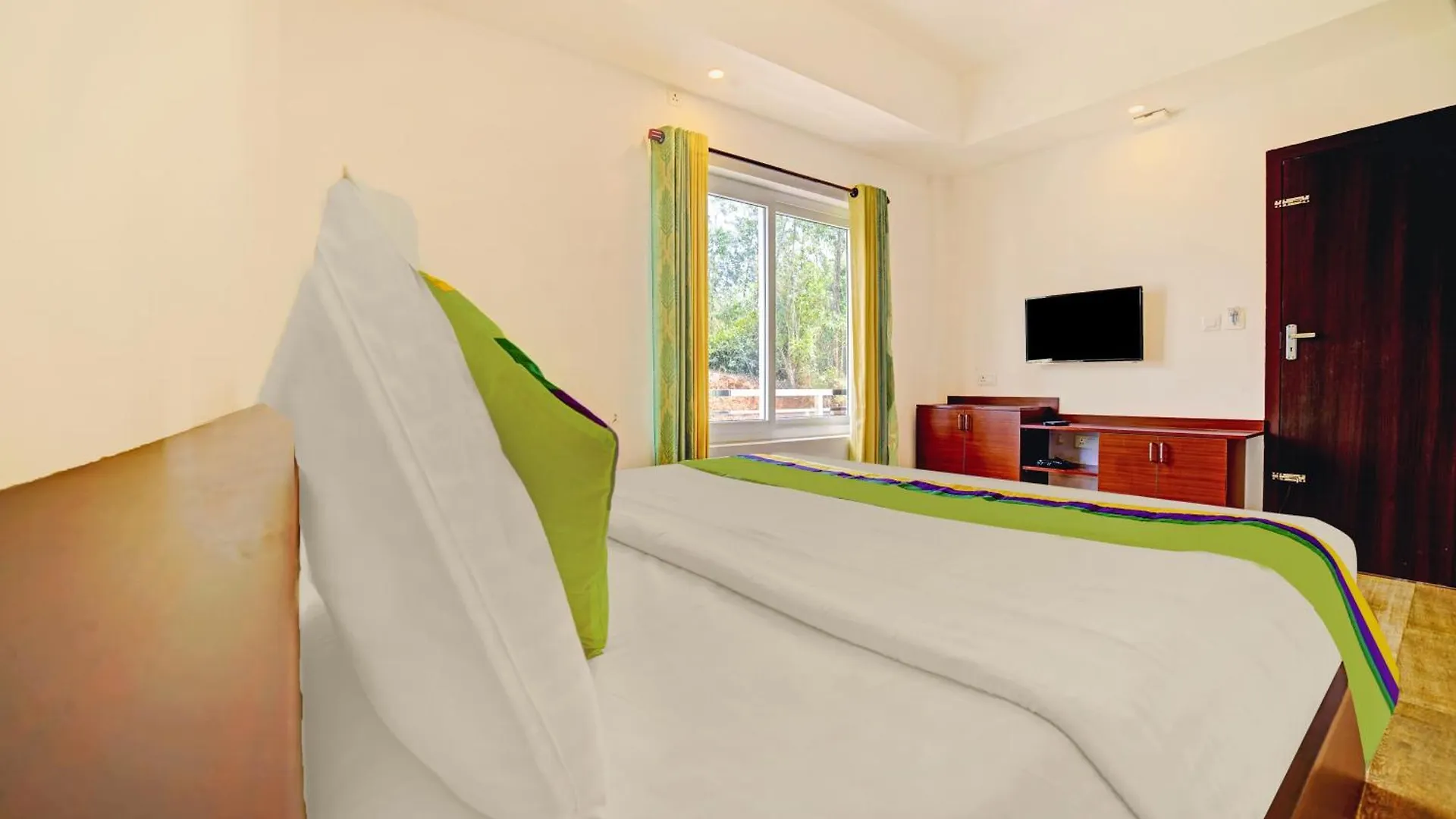 Hotel Treebo Wanderlust Residency With Mountain View Munnar